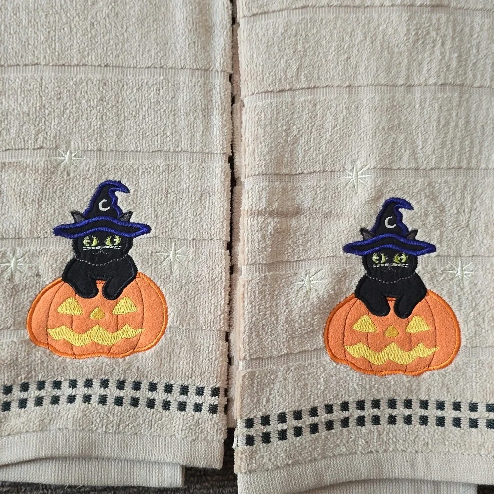 BUNDLE OF 2 HALLOWEEN BATH HAND TOWELS
